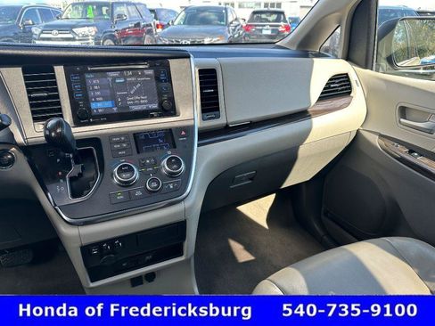 Used 2017 Toyota Sienna XLE Premium image 21