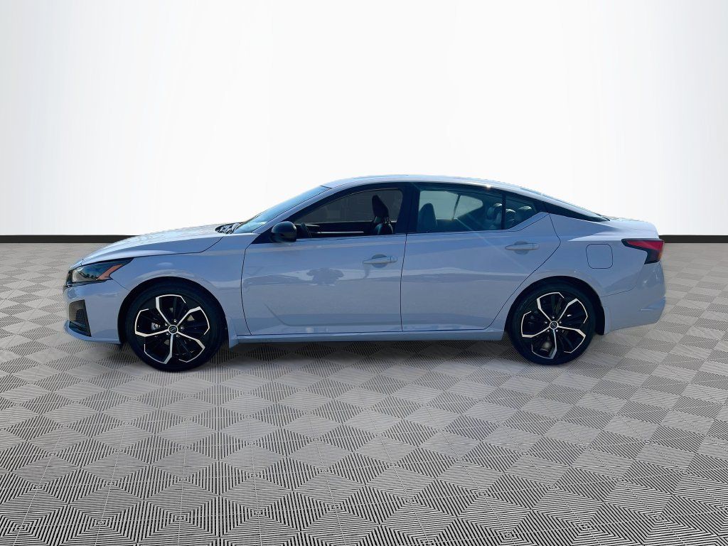 Used 2025 Nissan Altima 2.5 SR w/ SR Premium Package FWD image 4
