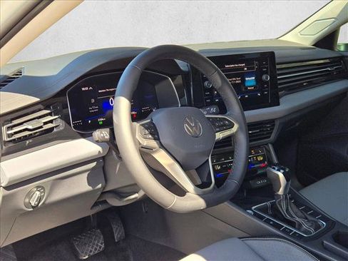 Used 2025 Volkswagen Jetta SE FWD image 9