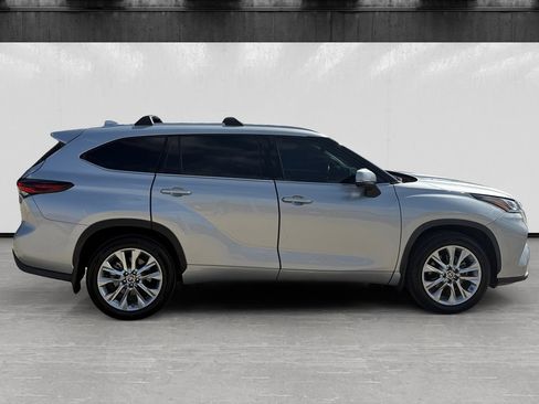 Used 2024 Toyota Highlander Limited FWD image 6