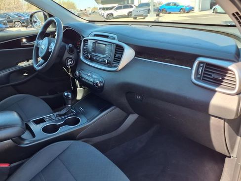 Used 2017 Kia Sorento LX image 14