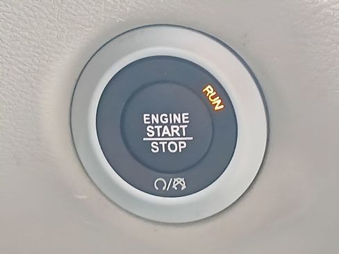 Used 2024 Chrysler Pacifica Touring-L image 19