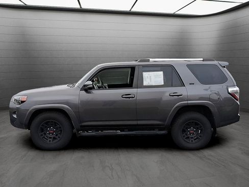 Used 2022 Toyota 4Runner SR5 Premium w/ Moonroof Package RWD image 2