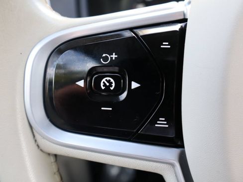 Used 2018 Volvo XC90 T6 Momentum w/ Convenience Package AWD/4WD image 32