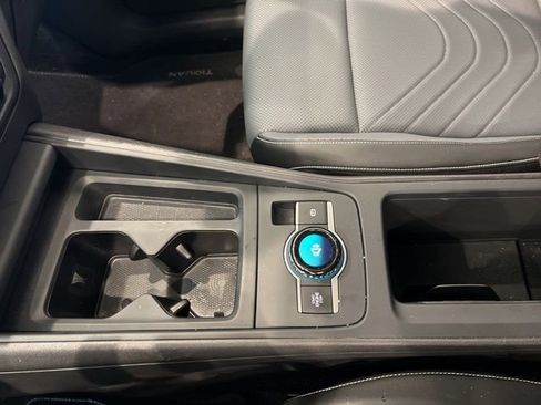 Certified 2025 Volkswagen Tiguan SE AWD/4WD image 33