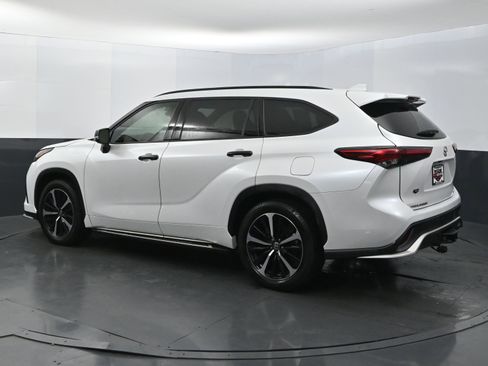 Used 2022 Toyota Highlander XSE image 3