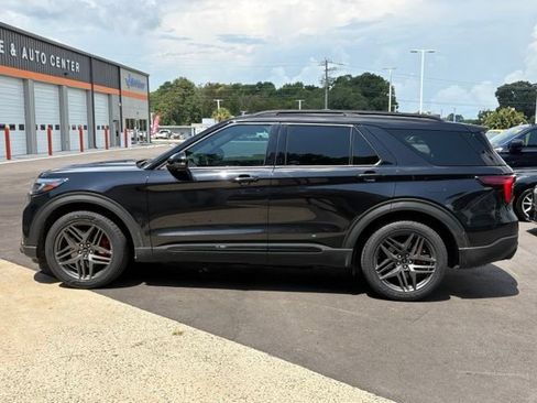 Used 2025 Ford Explorer ST RWD image 2