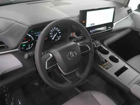 Used 2025 Toyota Sienna XLE AWD/4WD image 22