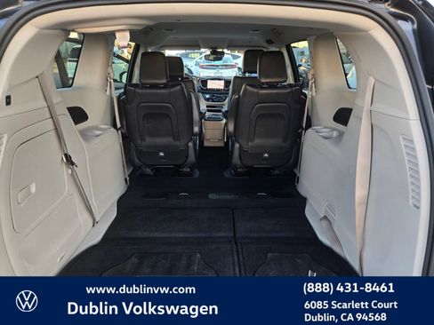 Used 2024 Chrysler Pacifica Select image 26