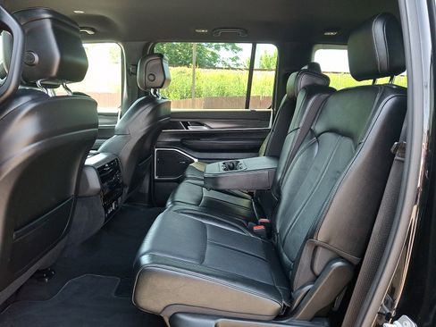 Used 2024 Jeep Wagoneer L Series III w/ Flexible Seating Group AWD/4WD image 10