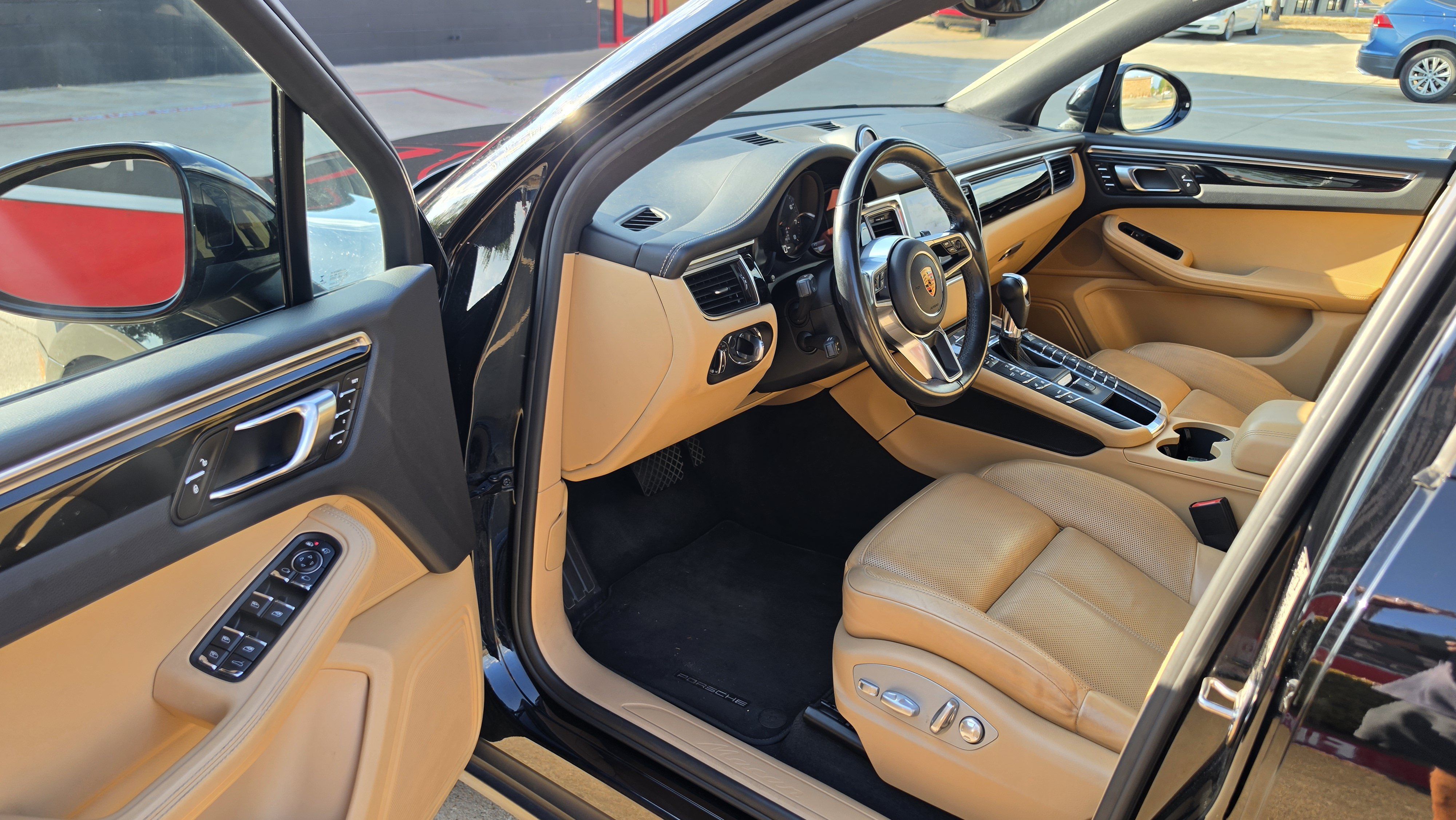 Used 2018 Porsche Macan AWD/4WD image 25