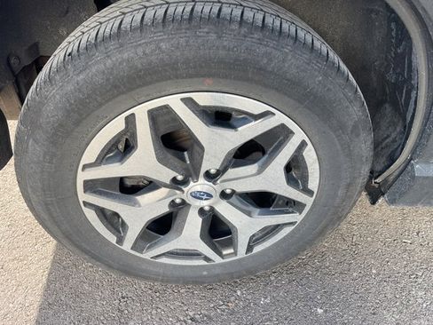 Used 2023 Subaru Forester Premium image 4