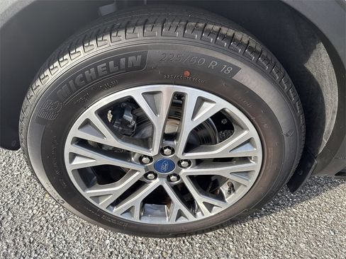 Used 2022 Ford Escape SEL w/ Technology Package image 17