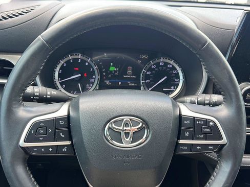 Used 2022 Toyota Highlander XLE AWD/4WD image 12