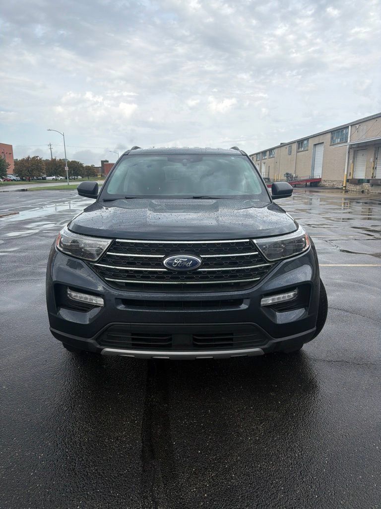 Used 2022 Ford Explorer XLT w/ Equipment Group 202A AWD/4WD image 3