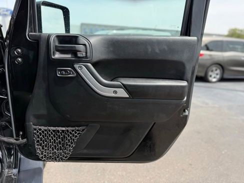 Used 2018 Jeep Wrangler Unlimited Sahara AWD/4WD image 13