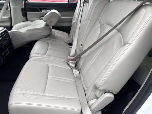 Used 2024 Jeep Wagoneer Series II w/ Flexible Seating Group AWD/4WD image 17