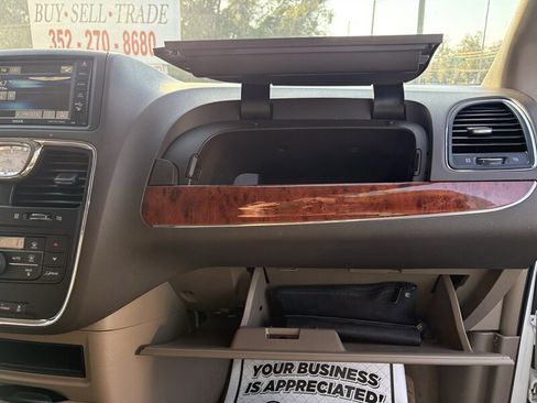 Used 2014 Chrysler Town & Country Touring image 15