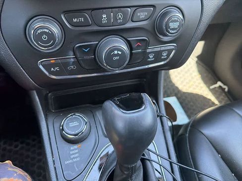 Used 2020 Jeep Cherokee Latitude Plus image 23