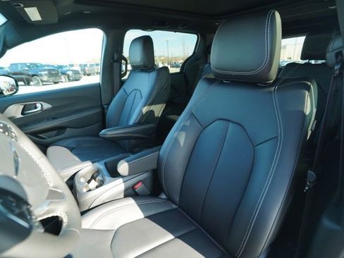 New 2026 Chrysler Pacifica Select image 36