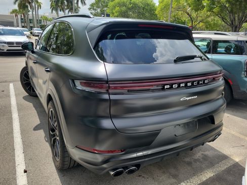Used 2024 Porsche Cayenne AWD/4WD image 4