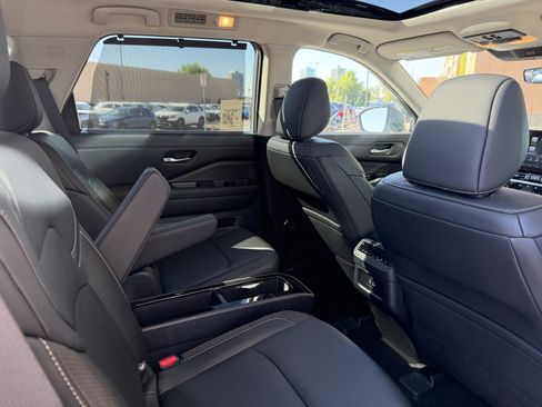 Used 2025 Nissan Pathfinder SL w/ SL Premium Package FWD image 40