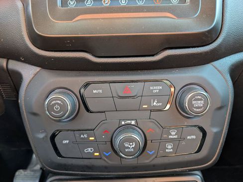 Used 2021 Jeep Renegade Latitude AWD/4WD image 17