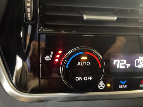 Used 2023 Nissan Rogue SL w/ SL Premium Package image 11