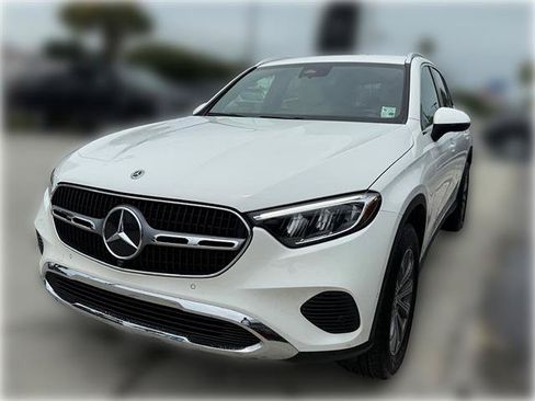Used 2025 Mercedes-Benz GLC 300 image 3
