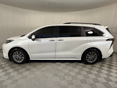 Used 2024 Toyota Sienna XLE FWD image 3
