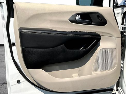 Used 2024 Chrysler Pacifica Touring-L FWD image 23