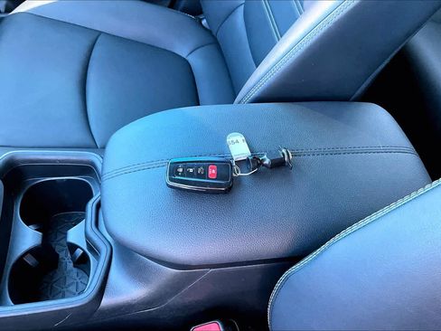 Used 2021 Toyota RAV4 XLE Premium image 14