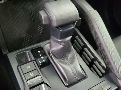 Certified 2025 Toyota Tacoma SR5 AWD/4WD image 30