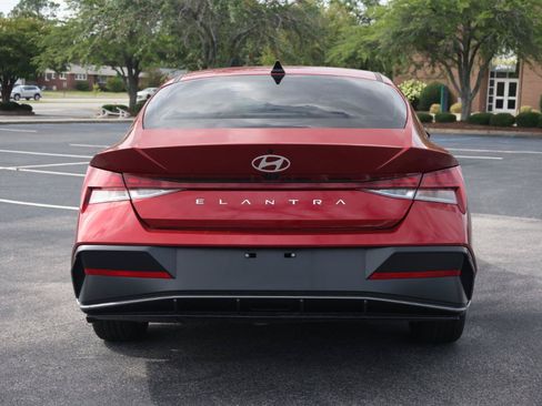 Used 2024 Hyundai Elantra SEL w/ Convenience Package FWD image 4