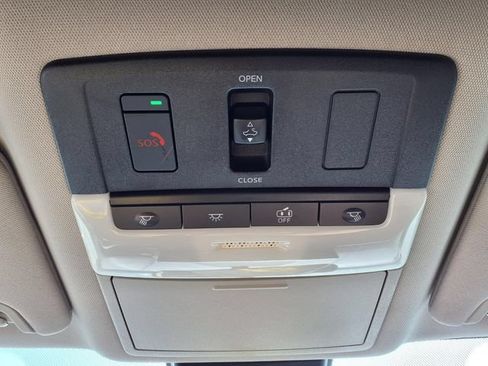 Used 2023 Nissan Altima 2.5 SV w/ SV Premium Package FWD image 13