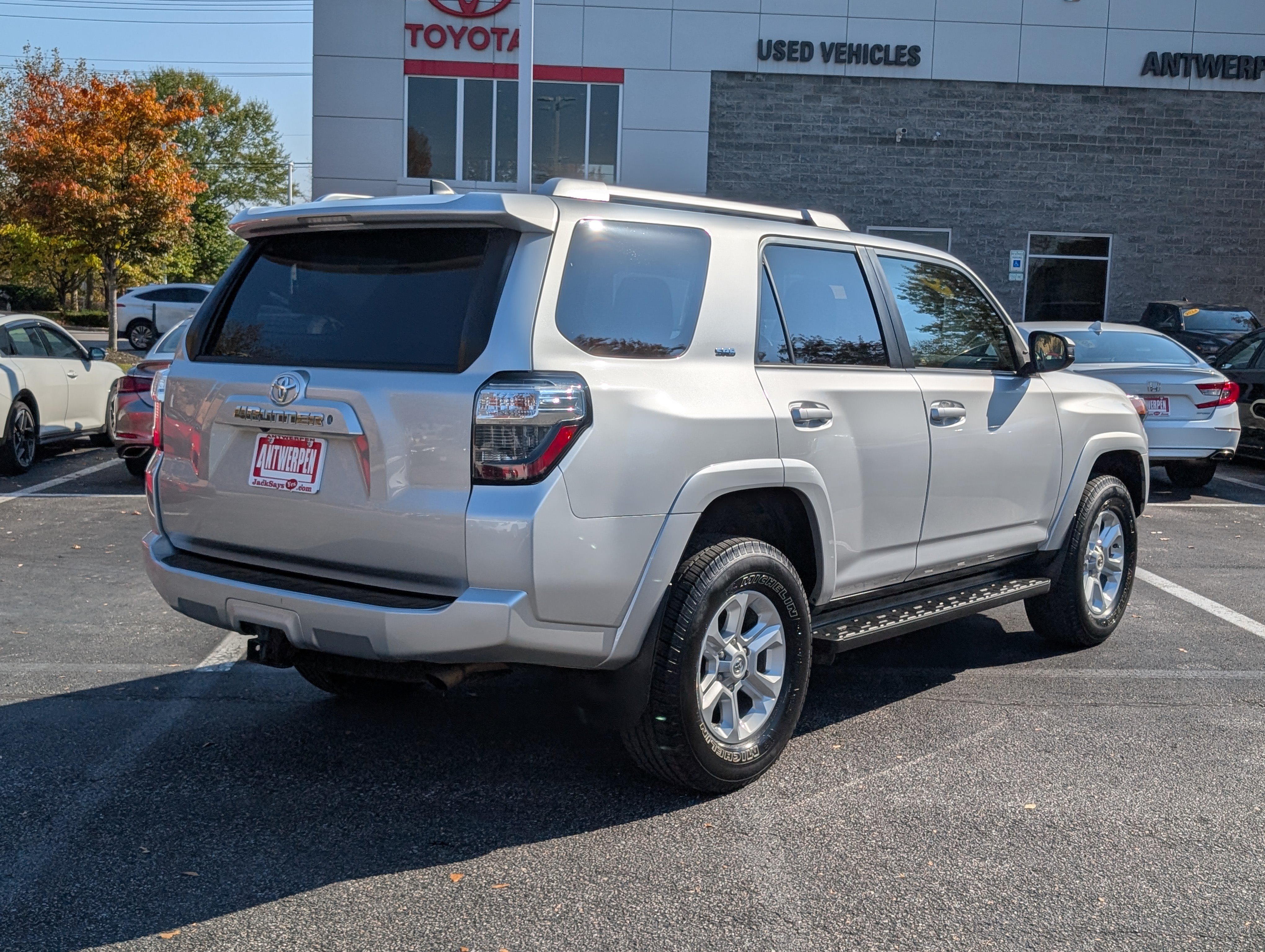 Used 2018 Toyota 4Runner SR5 AWD/4WD image 3