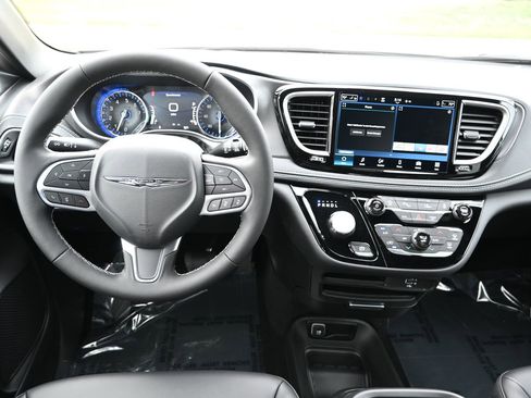 New 2026 Chrysler Pacifica Select image 17