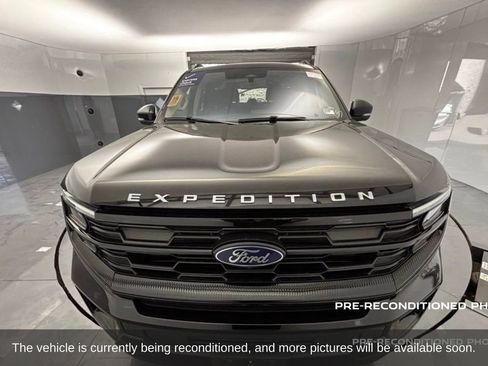 Used 2025 Ford Expedition Max Active AWD/4WD image 7
