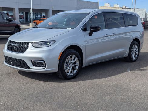 New 2026 Chrysler Pacifica Limited image 5