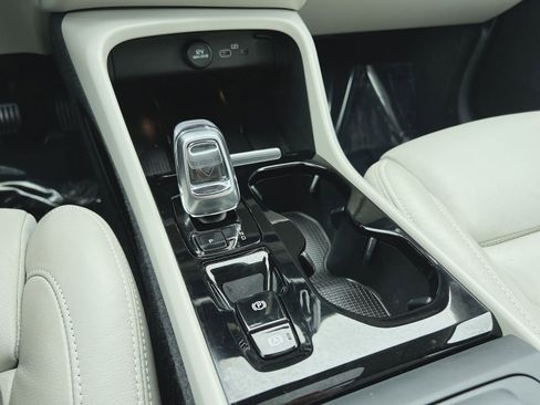 Used 2023 Volvo XC40 B5 Plus image 22