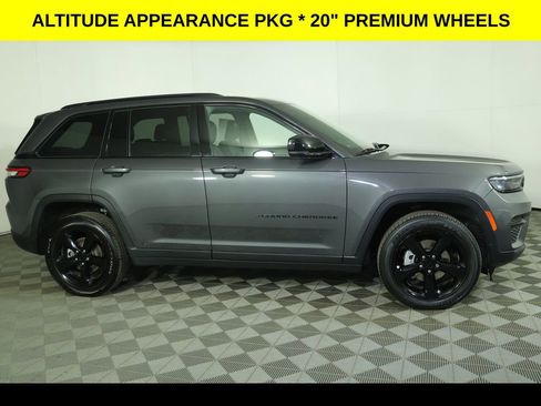 Used 2023 Jeep Grand Cherokee Altitude image 5