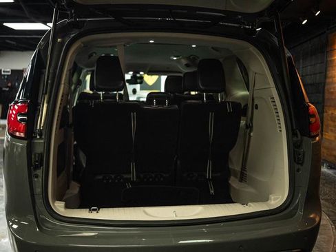 Used 2023 Chrysler Pacifica Touring-L FWD image 7