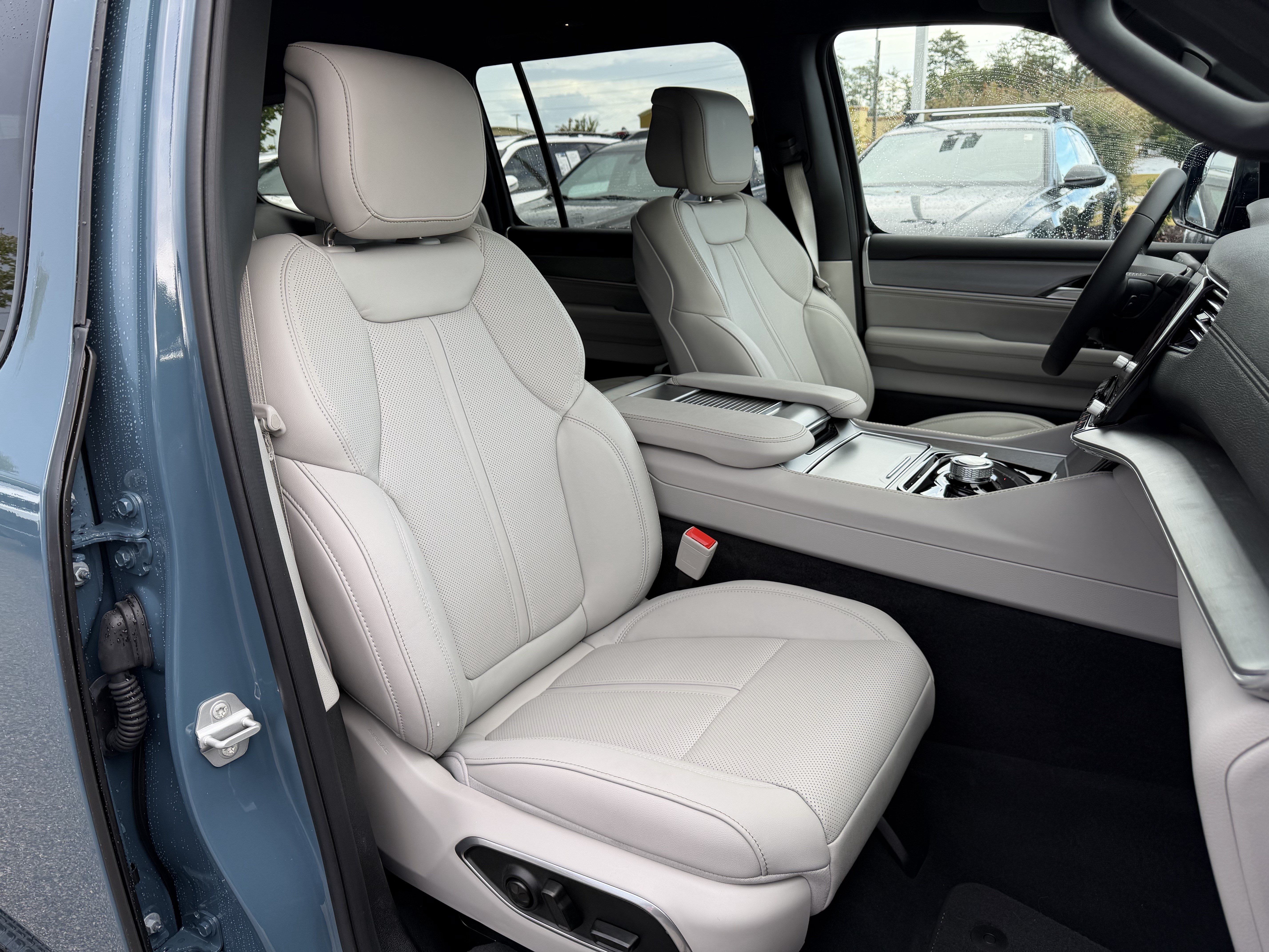 Used 2026 Jeep Grand Wagoneer 4WD w/ Premium Group I image 11