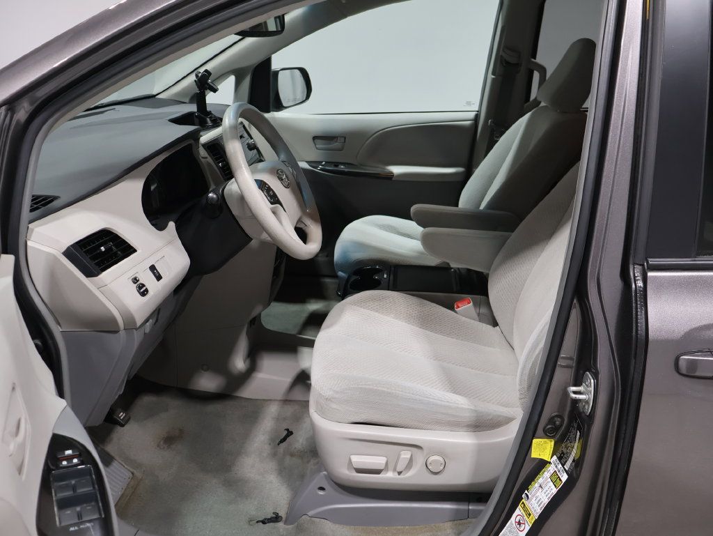 Used 2012 Toyota Sienna LE w/ Towing Pkg AWD/4WD image 9