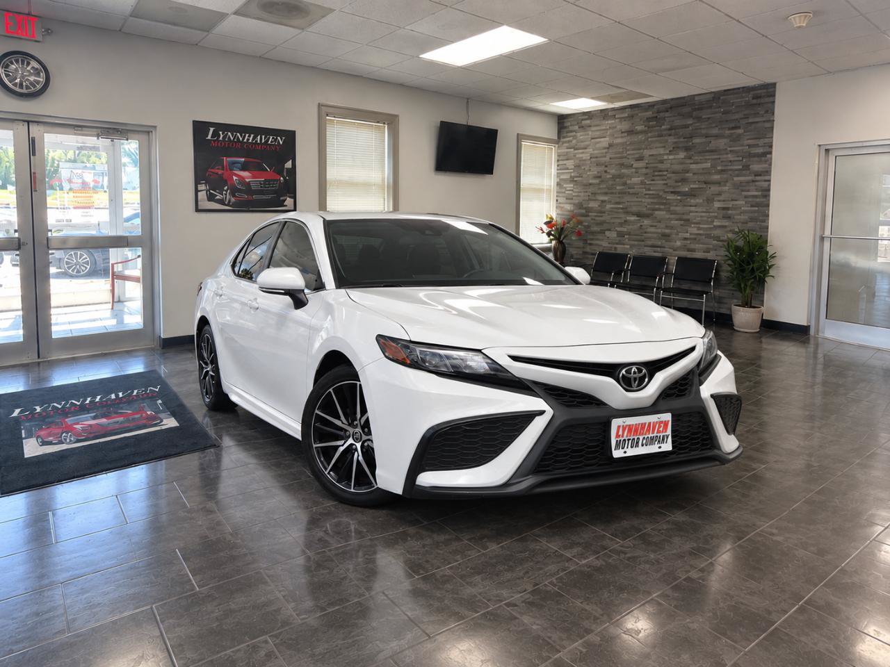 Used 2021 Toyota Camry SE FWD image 2