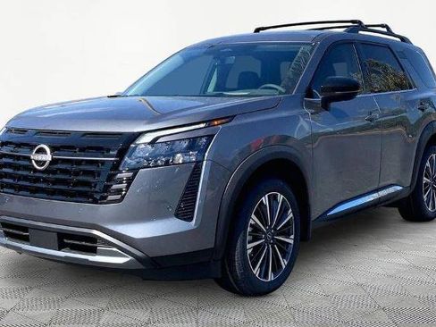 Certified 2024 Nissan Pathfinder SL image 1