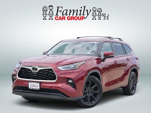 Used 2023 Toyota Highlander LE FWD image 1