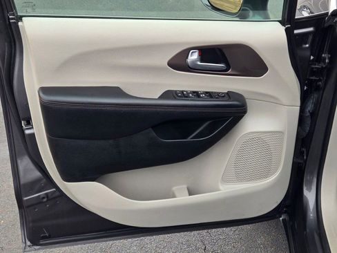 Used 2018 Chrysler Pacifica Touring Plus w/ Tire & Wheel Group image 20