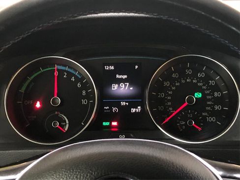 Used 2017 Volkswagen e-Golf SE w/ DC Fast Charging Package image 14