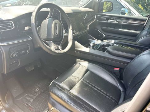 Used 2023 Jeep Wagoneer 4WD image 5